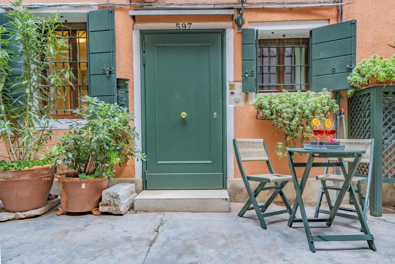 ヴェネツィアLo Squero 1 The Secret Courtyard In Dorsoduroアパートメント エクステリア 写真