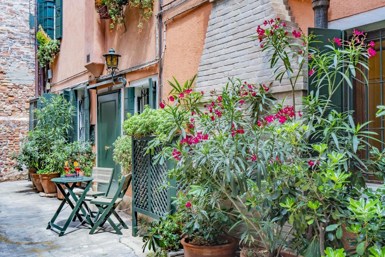 ヴェネツィアLo Squero 1 The Secret Courtyard In Dorsoduroアパートメント エクステリア 写真