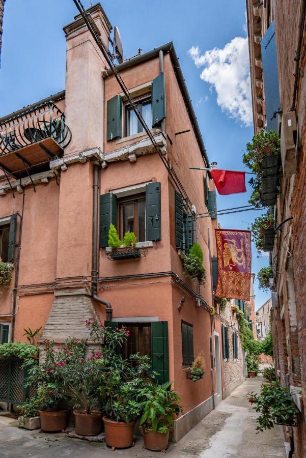 ヴェネツィアLo Squero 1 The Secret Courtyard In Dorsoduroアパートメント エクステリア 写真