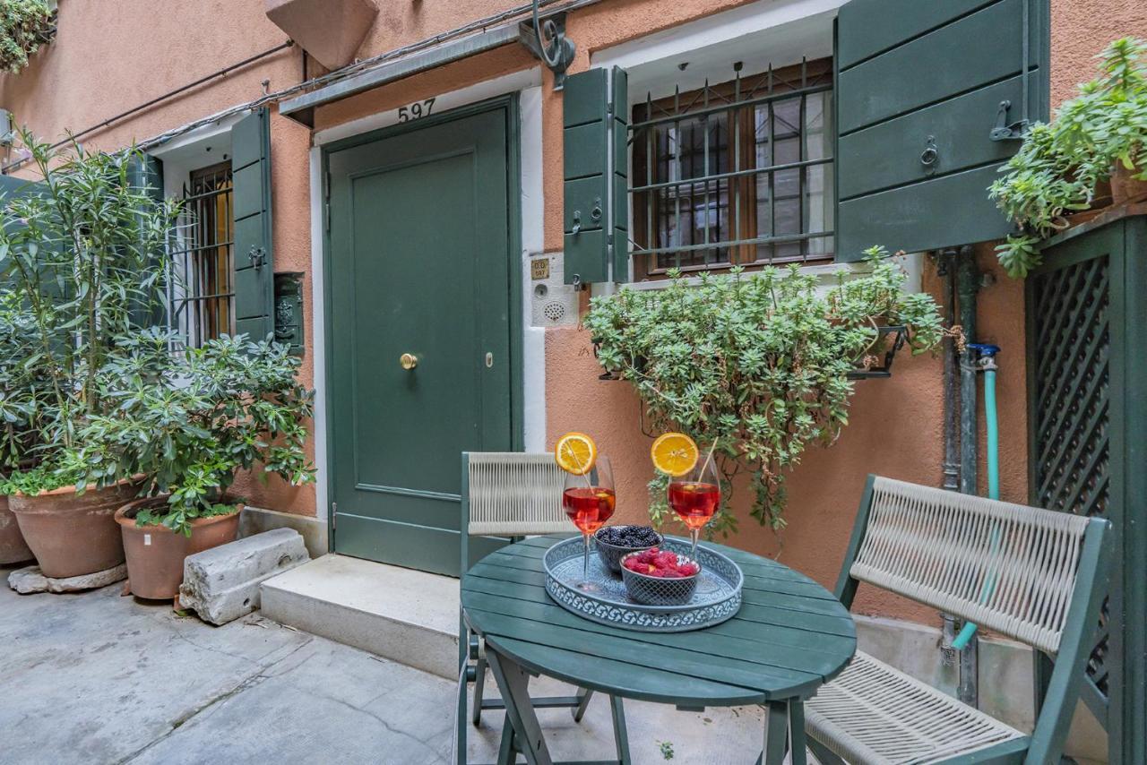 ヴェネツィアLo Squero 1 The Secret Courtyard In Dorsoduroアパートメント エクステリア 写真